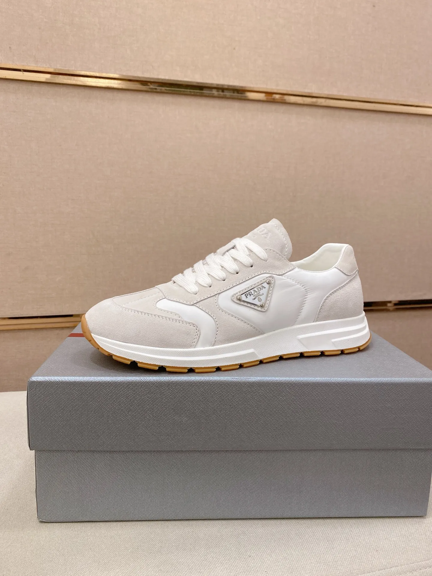 Men's Men's Shoes 💰 620💰 ✔️✔️✔️High version High-quality new PRADA (Prada) counters are launched simultaneously. The new men's shoes and 😘fabrics are selected from first-layer cowhide fabrics. Lining: Imported cowhide leather lining. 👍🏿High-end☄️Open-molded non-slip rubber outsole, exquisite lines, simple and elegant, comfortable and high-end for leisure travel. Code number: 38 to 45